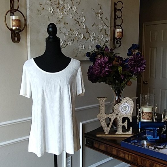 NWT Off White Texture Cold Shoulder Top By Rose + Olive. Size M - Picture 3 of 17